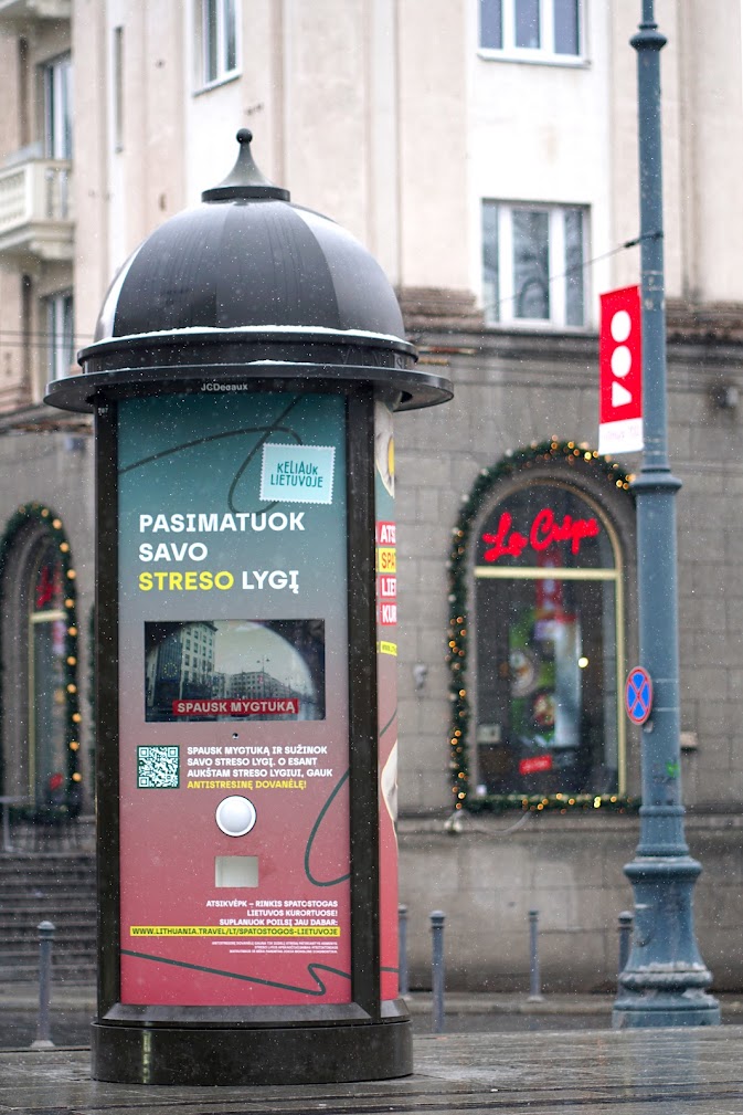 A street pillar with sensors inviting people to measure their stress